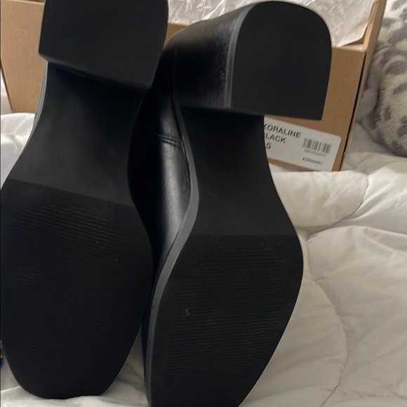 Steve Madden Sleek Black Ankle Booties - Picture 4 of 4